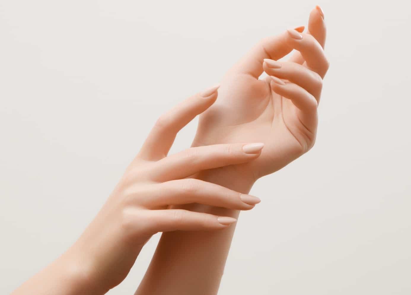 Acide hyaluronique mains à Paris | Médecine esthétique | Tarif injection acide hyaluronique | ML Esthetics